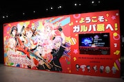 「バンドリ！＆スタァライト展 in Gallery AaMo」エントランス展示の様子。