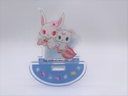 「スイングアクリルスタンド」の使用イメージ。