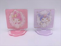 「ミニアクリルスタンド（ブラインド）15th Anniversary ver.」の使用イメージ。