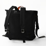 斧乃木余接モデルのバッグ。