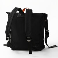 斧乃木余接モデルのバッグ。