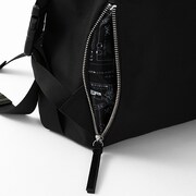 斧乃木余接モデルのバッグ。