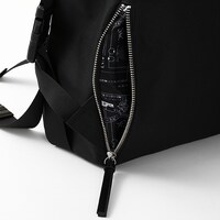 斧乃木余接モデルのバッグ。