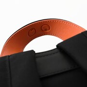 斧乃木余接モデルのバッグ。