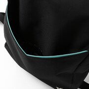 斧乃木余接モデルのバッグ。