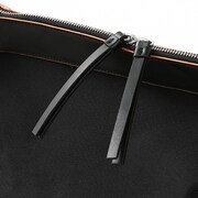 斧乃木余接モデルのバッグ。