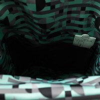 斧乃木余接モデルのバッグ。