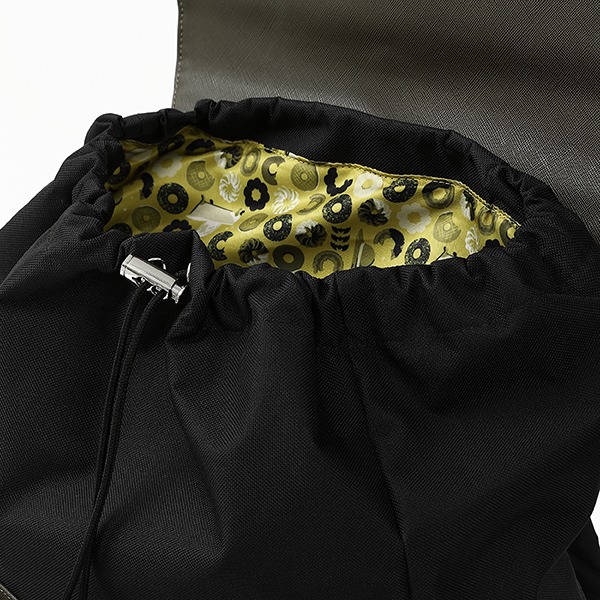 忍野忍モデルのバッグ。