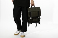 忍野忍モデルのバッグの使用イメージ。