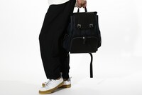 八九寺真宵モデルのバッグの使用イメージ。