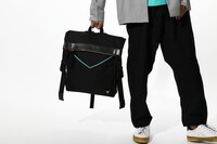 斧乃木余接モデルのバッグの使用イメージ。