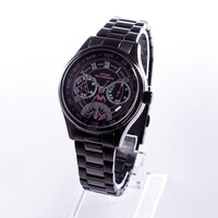 戦場ヶ原ひたぎモデルの腕時計。