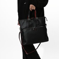 阿良々木暦モデルのバッグの使用イメージ。