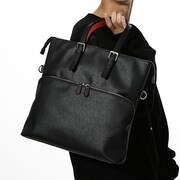 阿良々木暦モデルのバッグの使用イメージ。