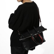 阿良々木暦モデルのバッグの使用イメージ。