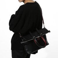 阿良々木暦モデルのバッグの使用イメージ。