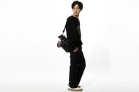 阿良々木暦モデルのバッグの使用イメージ。