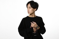 阿良々木暦モデルの腕時計の使用イメージ。