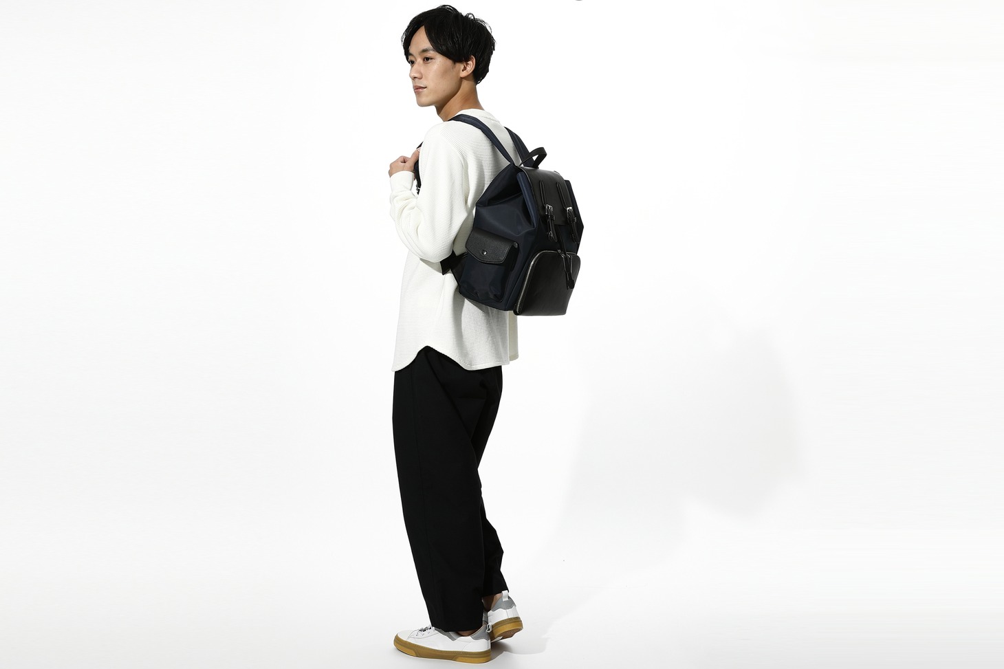 八九寺真宵モデルのバッグの使用イメージ。