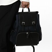 八九寺真宵モデルのバッグの使用イメージ。