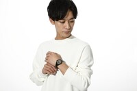 八九寺真宵モデルの腕時計の使用イメージ。