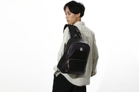 戦場ヶ原ひたぎモデルのバッグの使用イメージ。