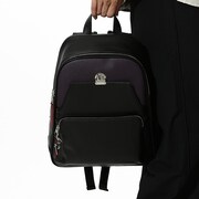 戦場ヶ原ひたぎモデルのバッグの使用イメージ。