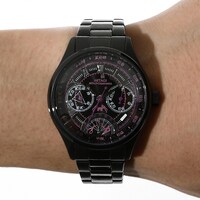 戦場ヶ原ひたぎモデルの腕時計の使用イメージ。