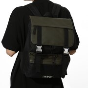 忍野忍モデルのバッグの使用イメージ。