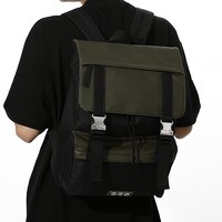 忍野忍モデルのバッグの使用イメージ。