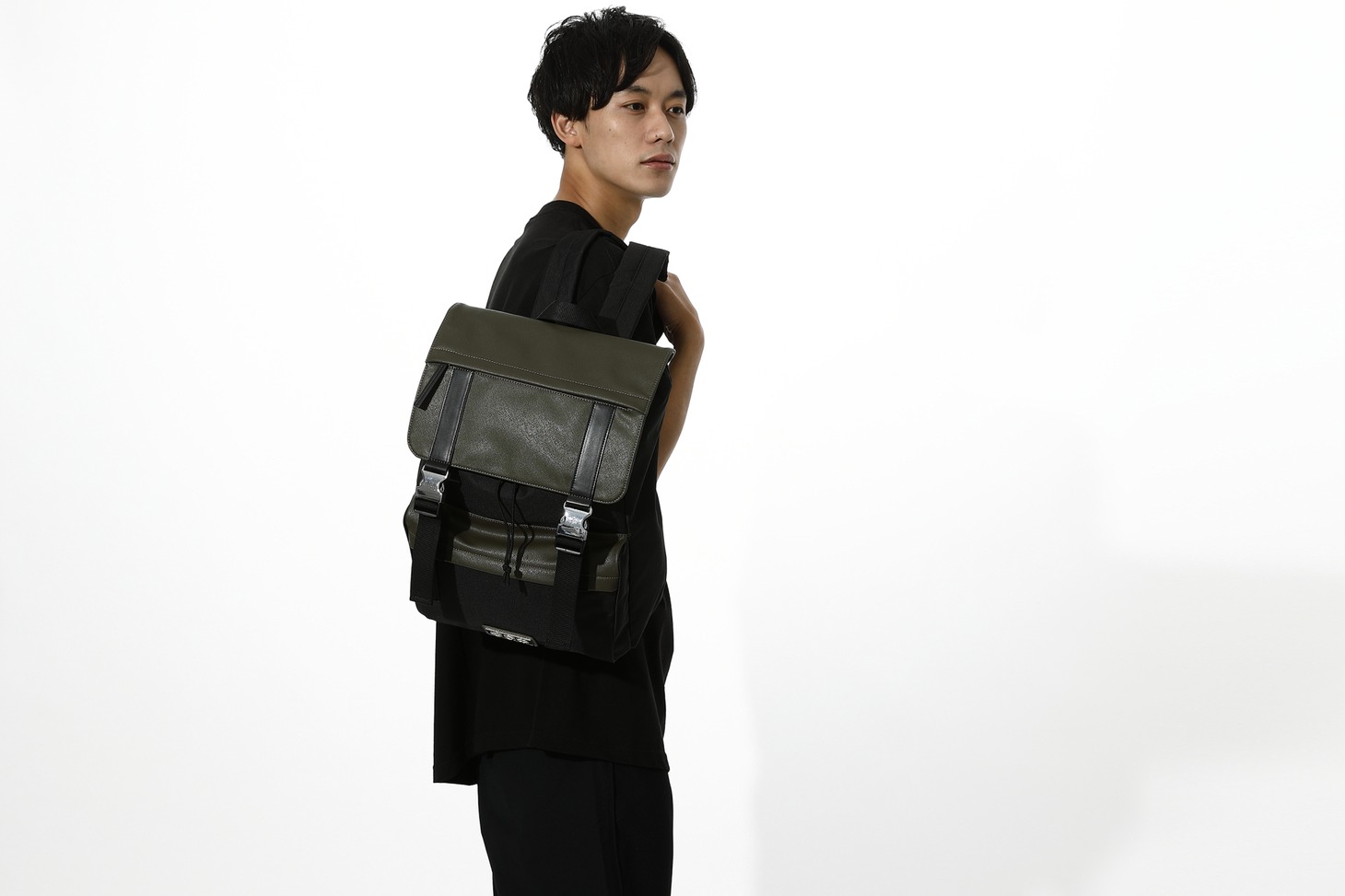 忍野忍モデルのバッグの使用イメージ。