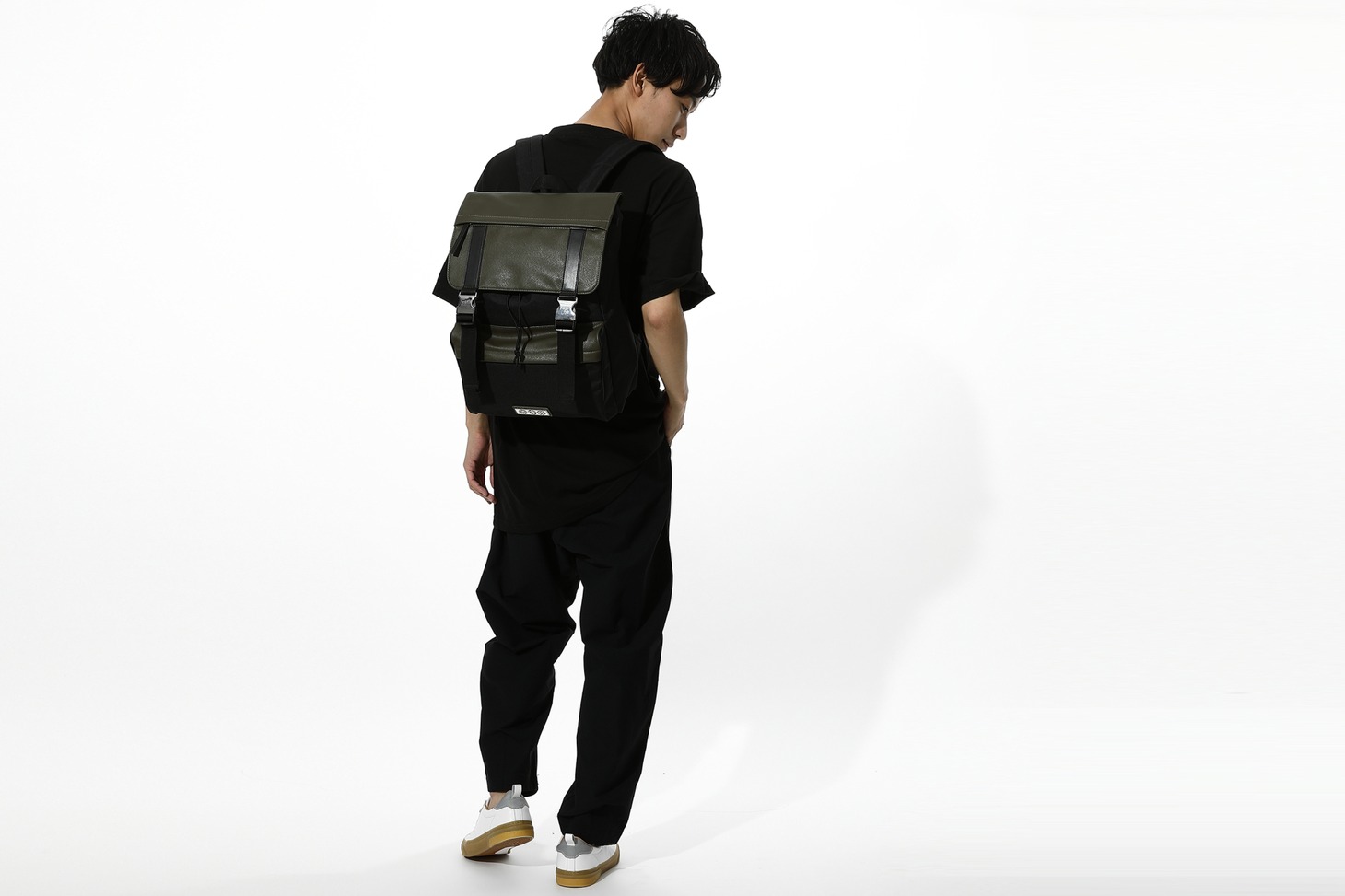 忍野忍モデルのバッグの使用イメージ。