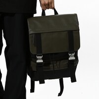 忍野忍モデルのバッグの使用イメージ。