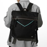 斧乃木余接モデルのバッグの使用イメージ。