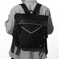 斧乃木余接モデルのバッグの使用イメージ。