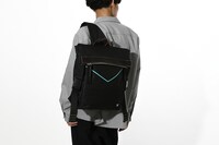 斧乃木余接モデルのバッグの使用イメージ。