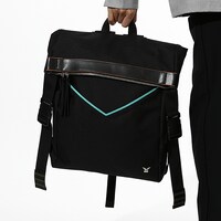 斧乃木余接モデルのバッグの使用イメージ。