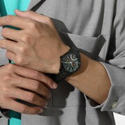 斧乃木余接モデルの腕時計の使用イメージ。