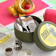 「プチ缶ケース」の使用例。