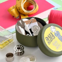 「プチ缶ケース」の使用例。