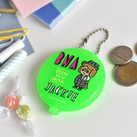 「ラバーコインケース」の使用例。