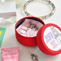 「プチ缶ケース」の使用例。