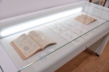 「長谷川町子の漫画創作秘話」の様子。