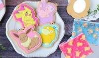 左が「ポケモンラバーミラー」、右が「ポケモンミニポーチ」。