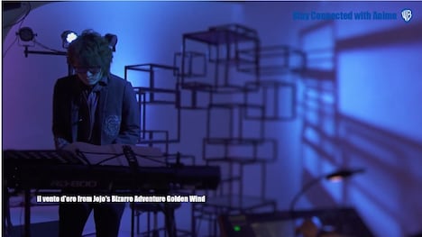 菅野祐悟によるライブパフォーマンスの模様。