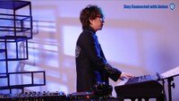 菅野祐悟によるライブパフォーマンスの模様。