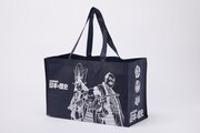 「三英傑」不織布トートバッグ。