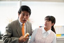 左から健一役の高橋克典、アキコ役の平祐奈。