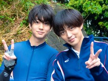 伊藤健太郎（左）と永瀬廉（右）のオフショット写真。