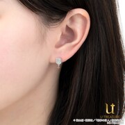 「自由の翼」をモチーフにしたピアスとイヤリングの使用イメージ。